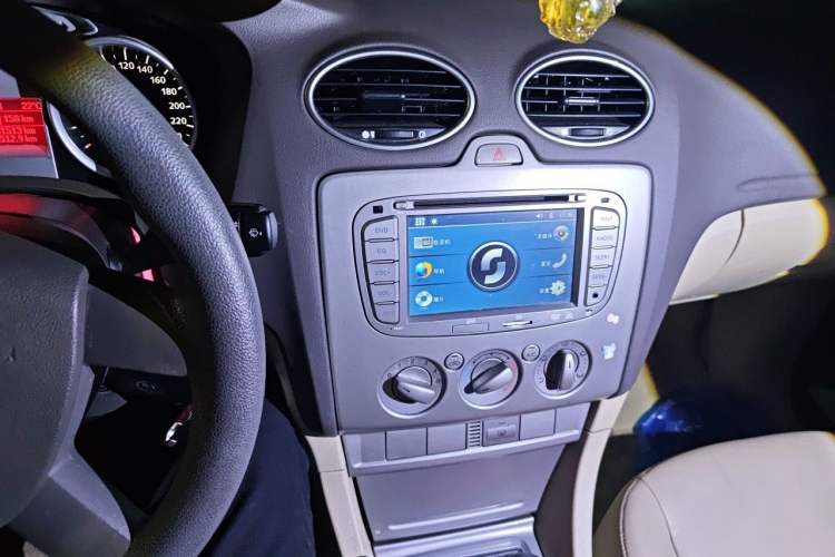 Used Ford Focus 2012 Sedan Classic 1.8L Manual Fashion Edition Audio And AC Panel