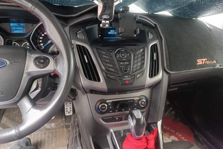 Used Ford Focus 2012 Hatchback 1.6L Automatic Fashion Edition Audio And AC Panel
