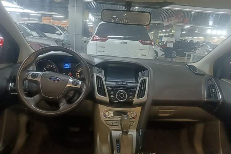 Used Ford Focus 2012 Sedan 1.6L Automatic Fashion Edition Center Console
