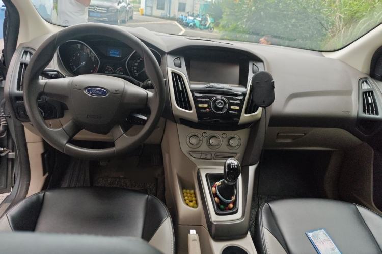 Used Ford Focus 2012 Sedan 1.6L Manual Comfort Model Center Console