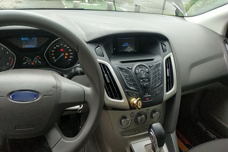 Used Ford Focus 2012 Sedan 1.6L Automatic Comfort Model Center Console