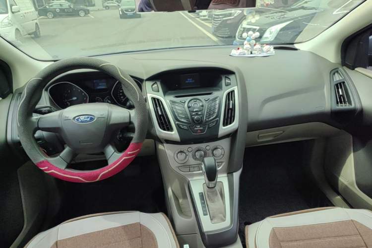 Used Ford Focus 2012 Sedan 1.6L Automatic Comfort Model Center Console