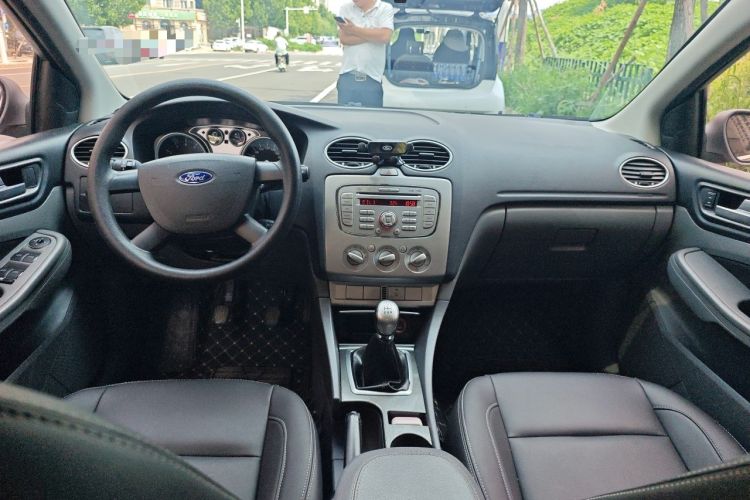 Used Ford Focus 2012 Hatchback Classic 1.8L Manual Base Model Center Console