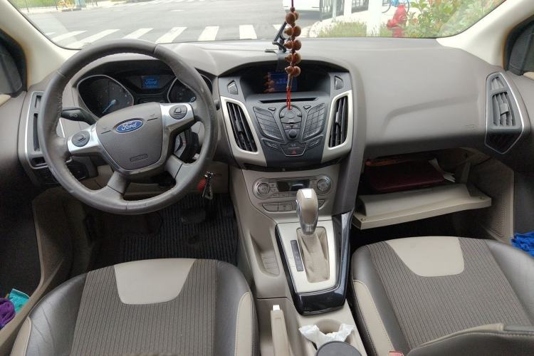 Used Ford Focus 2012 Sedan 1.6L Automatic Fashion Edition Center Console
