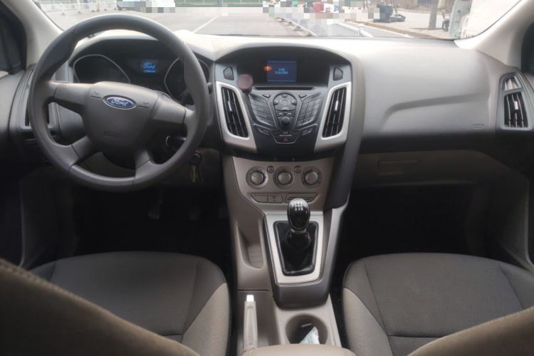 Used Ford Focus 2012 Sedan 1.6L Manual Comfort Model Center Console