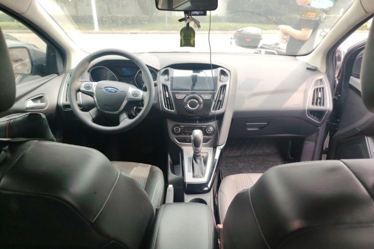 Used Ford Focus 2012 Sedan 1.6L Automatic Fashion Edition Center Console