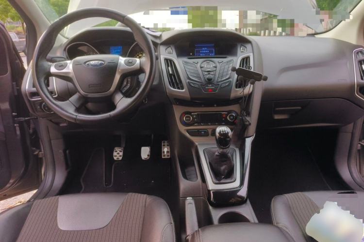 Used Ford Focus 2012 Sedan 1.6L Manual Fashion Edition Center Console
