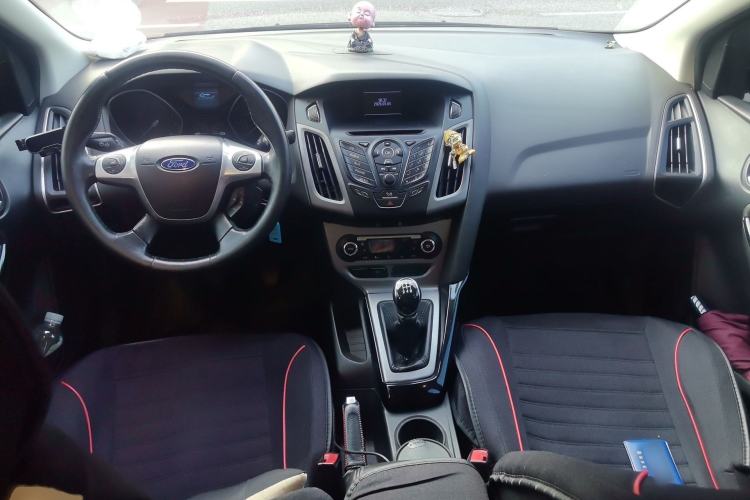 Used Ford Focus 2012 Sedan 1.6L Manual Fashion Edition Center Console