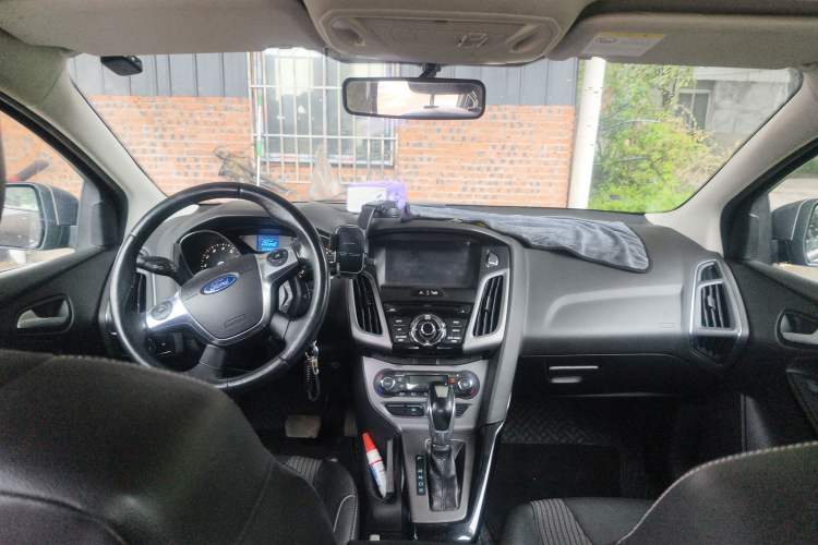 Used Ford Focus 2012 Sedan 1.6L Automatic Fashion Edition Center Console