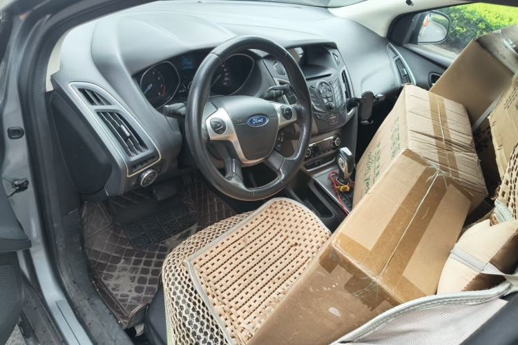 Used Ford Focus 2012 Sedan 1.6L Automatic Fashion Edition Center Console