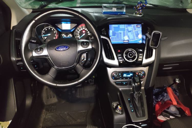 Used Ford Focus 2012 Sedan 1.6L Automatic Fashion Edition Center Console