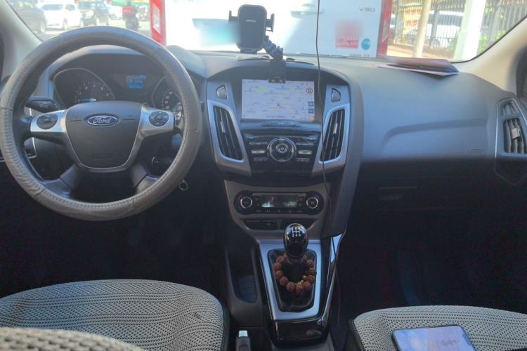 Used Ford Focus 2012 Sedan 1.6L Manual Fashion Edition Center Console