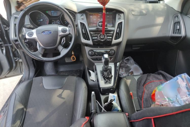 Used Ford Focus 2012 Sedan 1.6L Automatic Fashion Edition Center Console