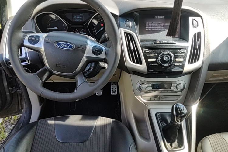 Used Ford Focus 2012 Sedan 1.6L Manual Fashion Edition Center Console