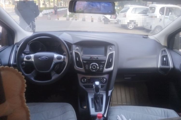 Used Ford Focus 2012 Sedan 1.6L Automatic Fashion Edition Center Console