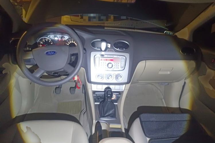 Used Ford Focus 2012 Sedan Classic 1.8L Manual Fashion Edition Center Console
