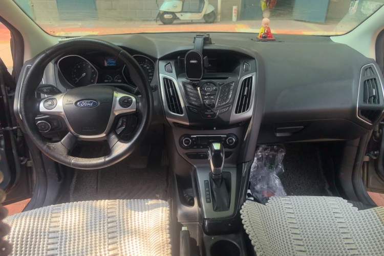 Used Ford Focus 2012 Hatchback 1.6L Automatic Fashion Edition Center Console