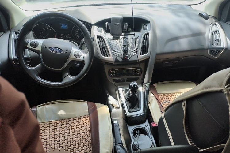 Used Ford Focus 2012 Sedan 1.6L Manual Fashion Edition Center Console