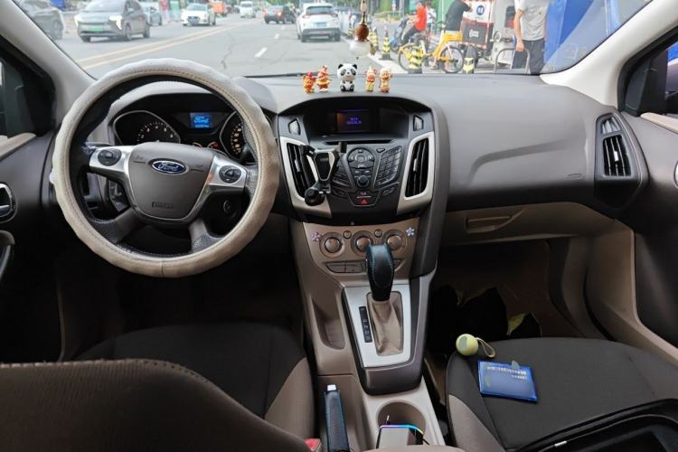Used Ford Focus 2012 Sedan 1.6L Automatic Comfort Model Center Console