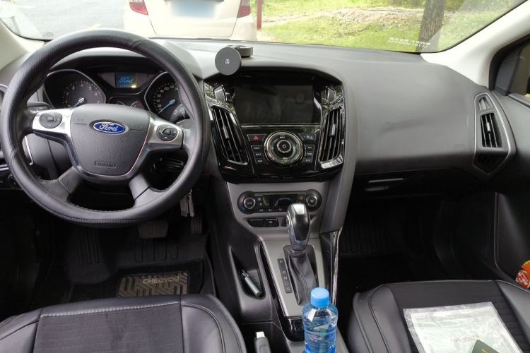Used Ford Focus 2012 Sedan 1.6L Automatic Fashion Edition Center Console
