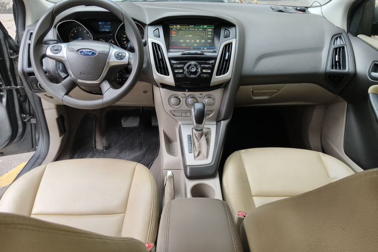 Used Ford Focus 2012 Sedan 1.6L Automatic Comfort Model Center Console