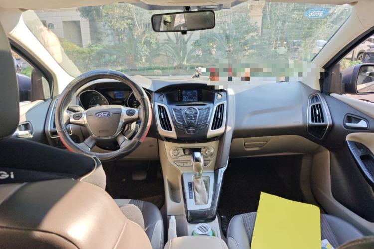 Used Ford Focus 2012 Sedan 1.6L Automatic Fashion Edition Center Console