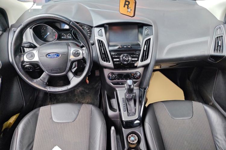 Used Ford Focus 2012 Hatchback 1.6L Automatic Fashion Edition Center Console