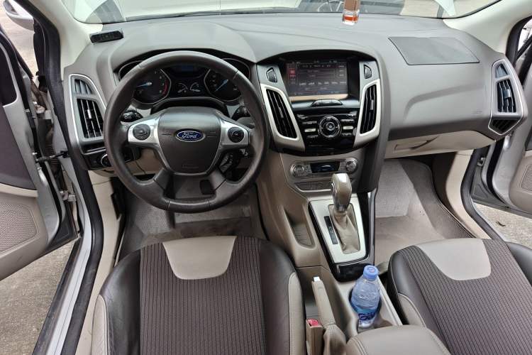 Used Ford Focus 2012 Sedan 1.6L Automatic Fashion Edition Center Console