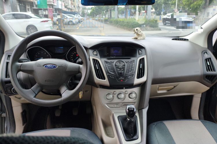 Used Ford Focus 2012 Sedan 1.6L Manual Comfort Model Center Console
