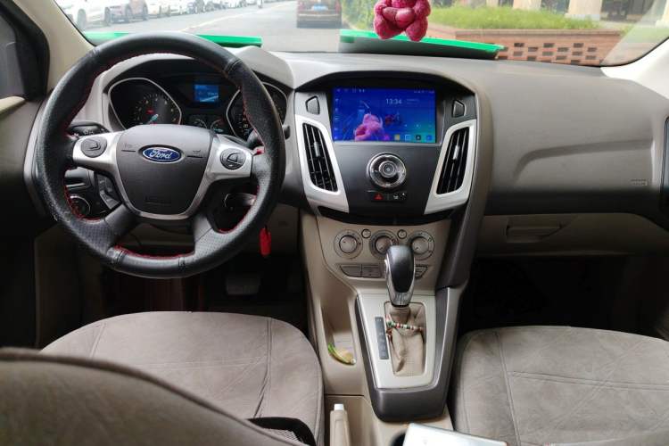 Used Ford Focus 2012 Sedan 1.6L Automatic Comfort Model Center Console