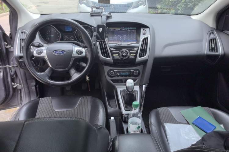 Used Ford Focus 2012 Sedan 1.6L Manual Fashion Edition Center Console