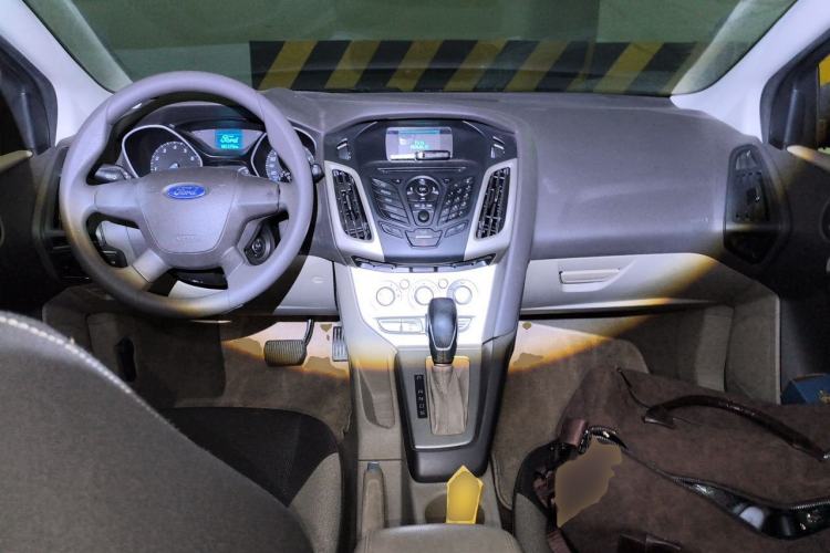 Used Ford Focus 2012 Sedan 1.6L Automatic Comfort Model Center Console