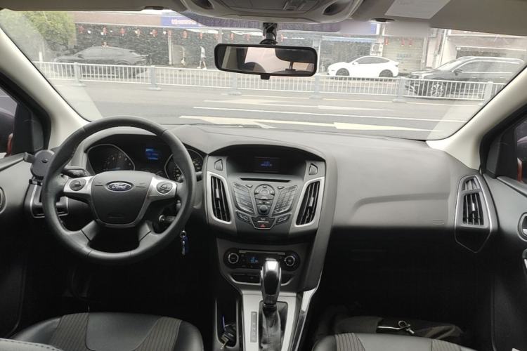 Used Ford Focus 2012 Sedan 1.6L Automatic Fashion Edition Center Console