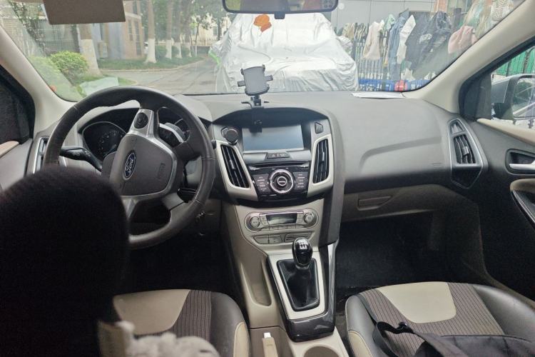 Used Ford Focus 2012 Sedan 1.6L Manual Fashion Edition Center Console