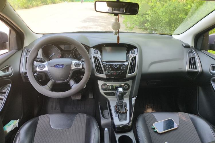 Used Ford Focus 2012 Sedan 1.6L Automatic Fashion Edition Center Console
