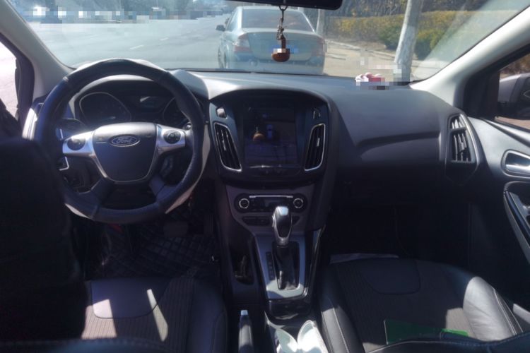 Used Ford Focus 2012 Sedan 1.6L Automatic Fashion Edition Center Console