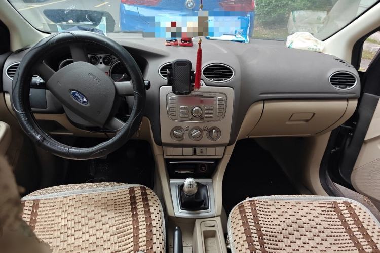 Used Ford Focus 2012 Sedan Classic 1.8L Manual Base Model Center Console