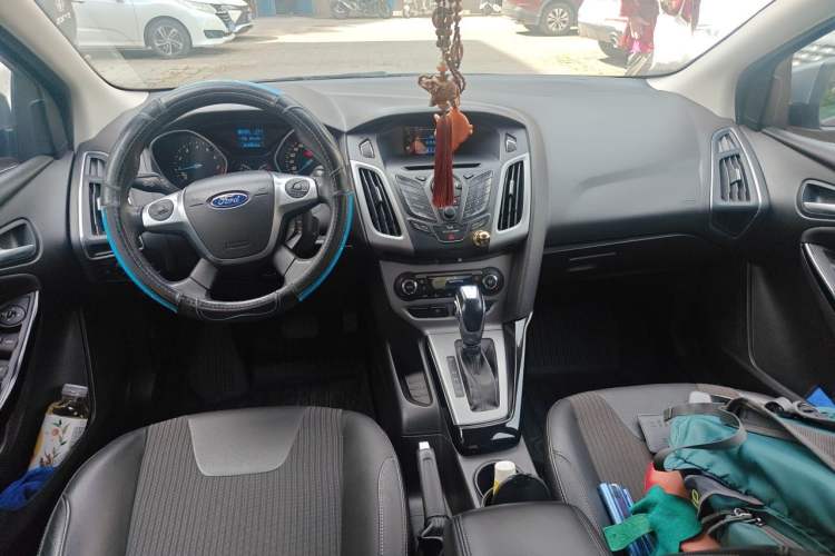 Used Ford Focus 2012 Sedan 1.6L Automatic Fashion Edition Center Console