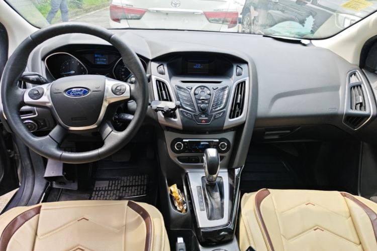 Used Ford Focus 2012 Sedan 1.6L Automatic Fashion Edition Center Console