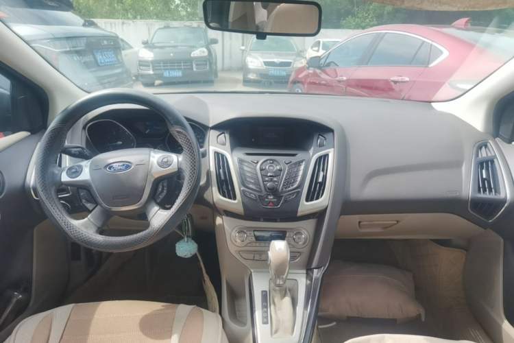 Used Ford Focus 2012 Sedan 1.6L Automatic Fashion Edition Center Console