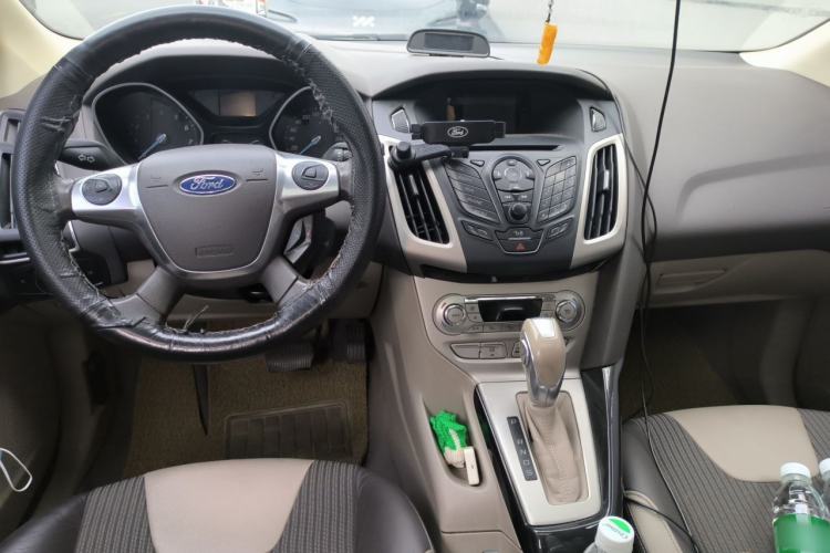 Used Ford Focus 2012 Hatchback 1.6L Automatic Fashion Edition Center Console