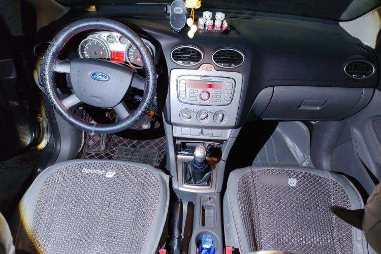 Used Ford Focus 2012 Hatchback Classic 1.8L Manual Base Model Center Console