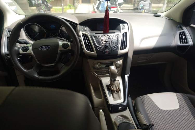 Used Ford Focus 2012 Sedan 1.6L Automatic Fashion Edition Center Console
