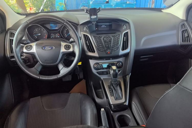 Used Ford Focus 2012 Sedan 1.6L Automatic Fashion Edition Center Console