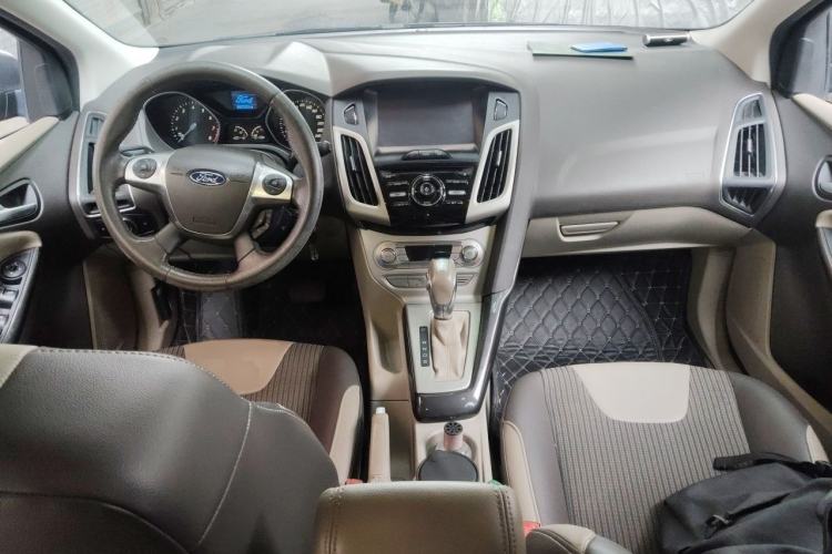 Used Ford Focus 2012 Hatchback 1.6L Automatic Fashion Edition Center Console