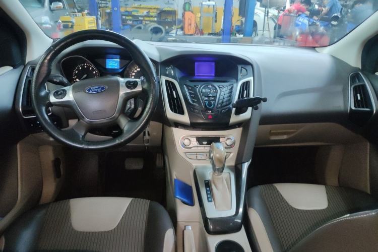 Used Ford Focus 2012 Sedan 1.6L Automatic Fashion Edition Center Console
