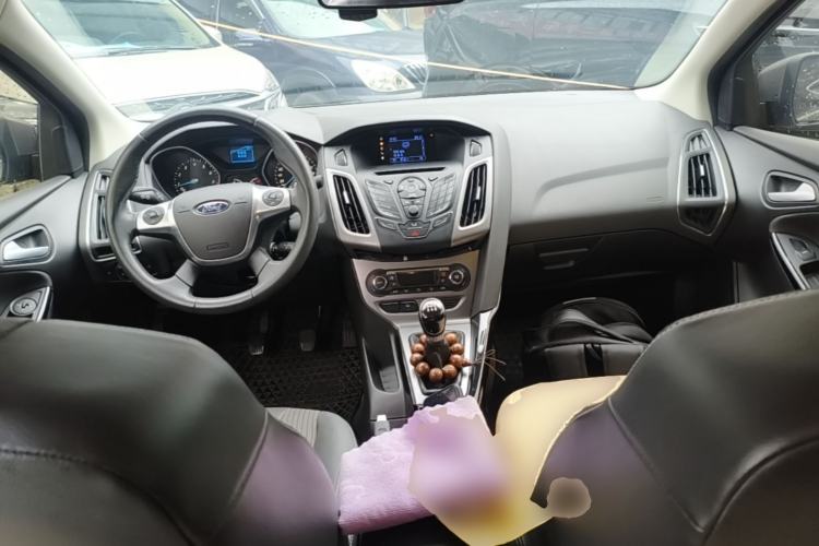 Used Ford Focus 2012 Sedan 1.6L Manual Fashion Edition Center Console