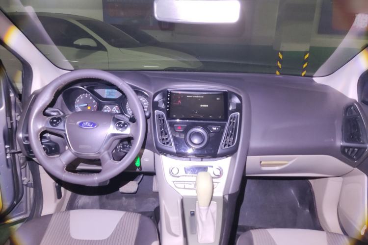 Used Ford Focus 2012 Sedan 1.6L Automatic Fashion Edition Center Console