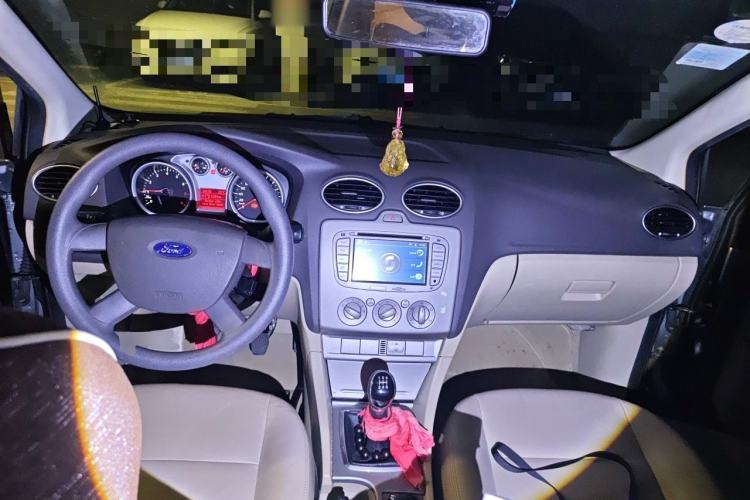 Used Ford Focus 2012 Sedan Classic 1.8L Manual Fashion Edition Center Console