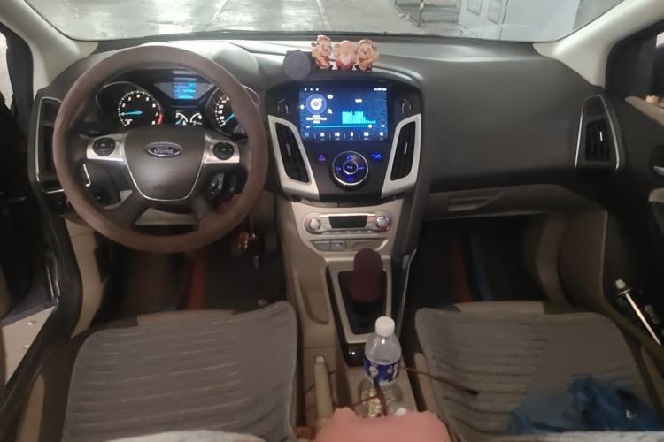 Used Ford Focus 2012 Sedan 1.6L Manual Fashion Edition Center Console